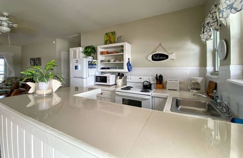 Cockburn Town Apartment | Crabtree #3 Best Beach -Walk 2 Restaurant and Town
