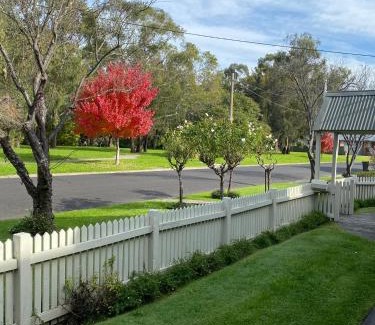 Traralgon Bed & Breakfast | Creek Cottage Bed and Breakfast Traralgon