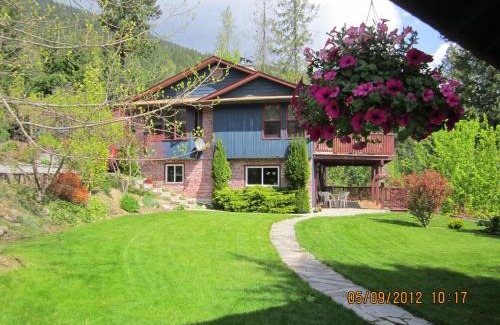 Nelson Bed & Breakfast | Creekside B&B