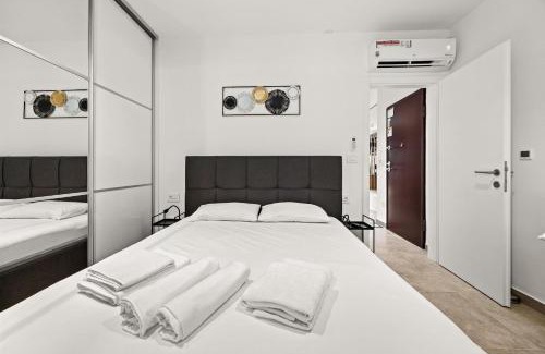 Cres Apartment | Crepsa Paradise with Jacuzzi - Couple Getaway