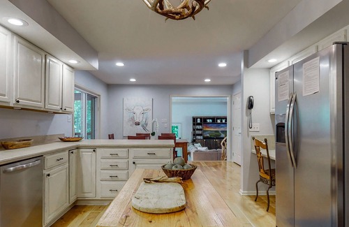 Sapphire Cabin | CRYSTAL CREEK ARCADE HOUSE! Big Creek + Arcade Room + Decks + Resort Amenities!