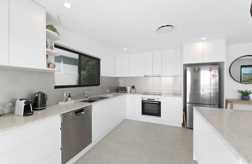 Sunshine Beach Apartment | Crystal Shores Top Floor U/4, Stunning Sea View Apartment 200m to Sunshine Beach