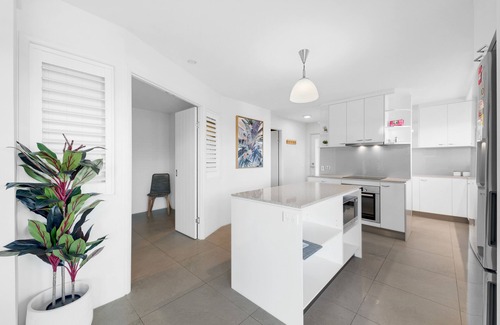 Sunshine Beach Apartment | Crystal Shores Unit 1, 200m to beach, dog friendly