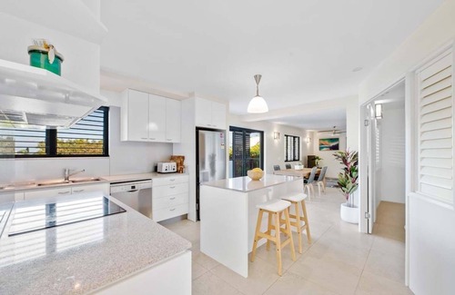 Sunshine Beach Apartment | Crystal Shores Unit 1, 200m to beach, dog friendly