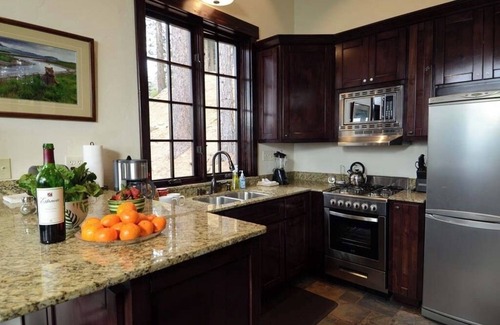 Yosemite West Cottage | Custom Cottage, Fireplace, Views, A/C, Private Deck, Central to Yosemite Park