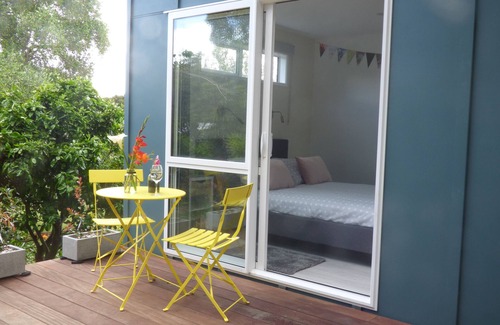 Oneroa Ski Chalet | Cute & modern chalet, 500m to sandy beaches, close to vineyards with seaview