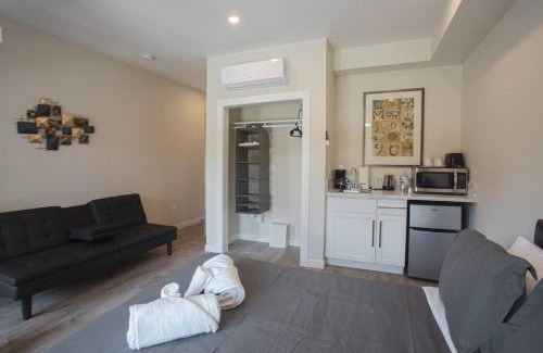 Bankers Hill Hotel | Cute Studio With Large Balcony and Great Park View