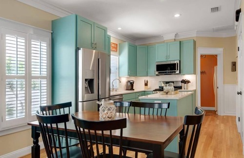 Crystal Beach House | Cutest Cottage in Crystal Beach! Private Pool, Tesla/EV Charger, Close to Beach