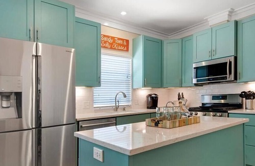 Crystal Beach House | Cutest Cottage in Crystal Beach! Private Pool, Tesla/EV Charger, Close to Beach