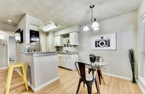 Old East Dallas Apartment | Dallas Boutique Flat + ARBORETUM TICKETS INCLUDED
