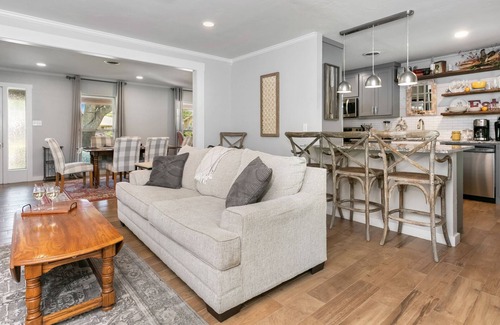 Fredericksburg Hotel | Das Crow Haus | 3/2 | Pet Friendly | Fire-pit + Grill + Hot Tub
