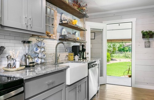 Fredericksburg Hotel | Das Crow Haus | 3/2 | Pet Friendly | Fire-pit + Grill + Hot Tub