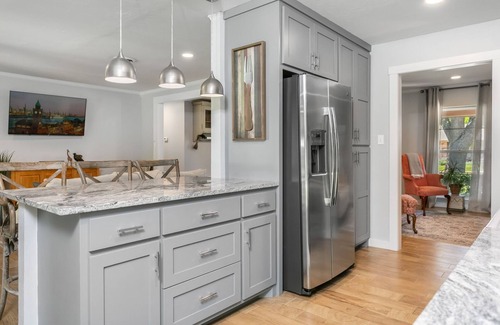 Fredericksburg Hotel | Das Crow Haus | 3/2 | Pet Friendly | Fire-pit + Grill + Hot Tub