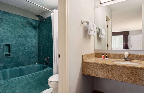 Northlake Hotel | Days Inn by Wyndham Anderson