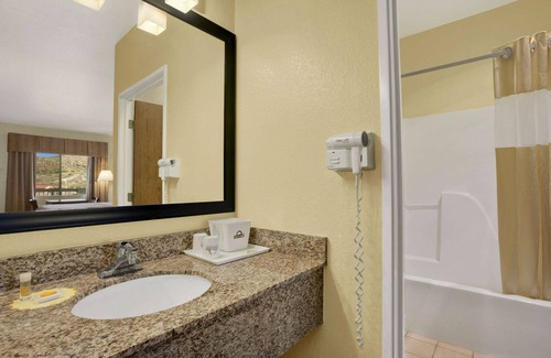 Globe Hotel | Days Inn by Wyndham Globe