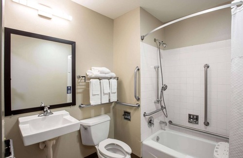 Marquette Hotel | Days Inn by Wyndham Marquette