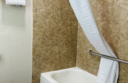 Fellowship Hotel | Days Inn by Wyndham Ocala North
