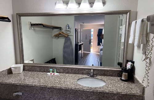 Orange Hotel | Days Inn by Wyndham Orange