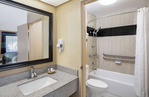 Indian Beach Sapphire Shores Hotel | Days Inn by Wyndham Sarasota Bay
