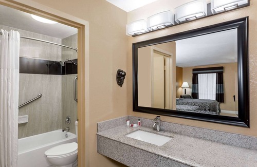 Indian Beach Sapphire Shores Hotel | Days Inn by Wyndham Sarasota Bay