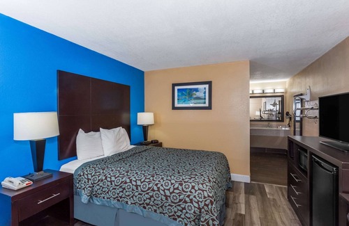 Indian Beach Sapphire Shores Hotel | Days Inn by Wyndham Sarasota Bay