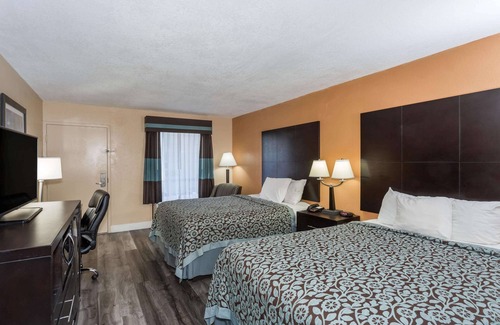 Indian Beach Sapphire Shores Hotel | Days Inn by Wyndham Sarasota Bay