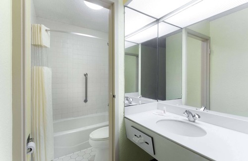 Garden City Hotel | Days Inn by Wyndham Savannah Airport