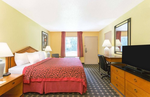 Garden City Hotel | Days Inn by Wyndham Savannah Airport