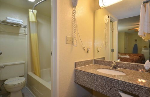South Tulsa Hotel | Days Inn by Wyndham Southern Hills/ORU