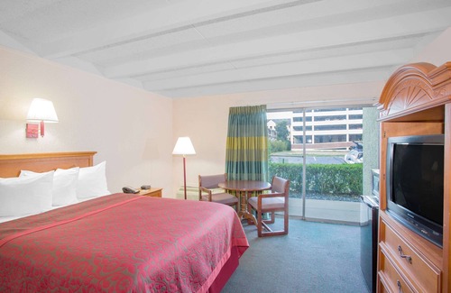 Griffin Heights Hotel | Days Inn by Wyndham Tallahassee University Center