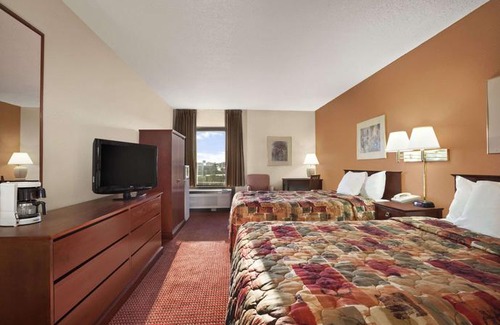 Cedar Rapids Hotel | Days Inn & Suites by Wyndham Cedar Rapids