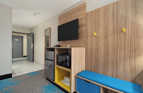 Mount Pleasant Hotel | Days Inn & Suites by Wyndham Mt Pleasant