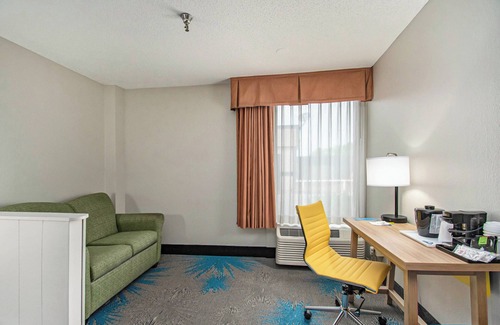 Mount Pleasant Hotel | Days Inn & Suites by Wyndham Mt Pleasant