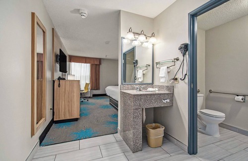 Mount Pleasant Hotel | Days Inn & Suites by Wyndham Mt Pleasant