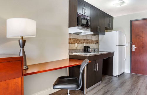 Rocky Mount Hotel | Days Inn & Suites by Wyndham Rocky Mount Golden East