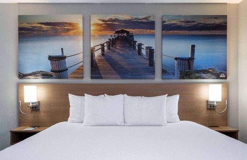Commerce Hotel | Days Inn & Suites by Wyndham Commerce