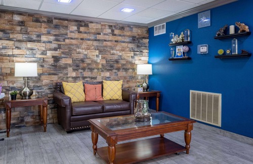 Commerce Hotel | Days Inn & Suites by Wyndham Commerce