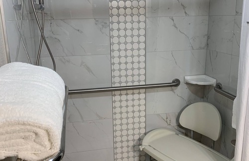 Commerce Hotel | Days Inn & Suites by Wyndham Commerce
