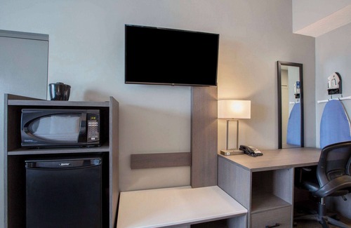 Moncton Hotel | Days Inn & Suites by Wyndham Moncton