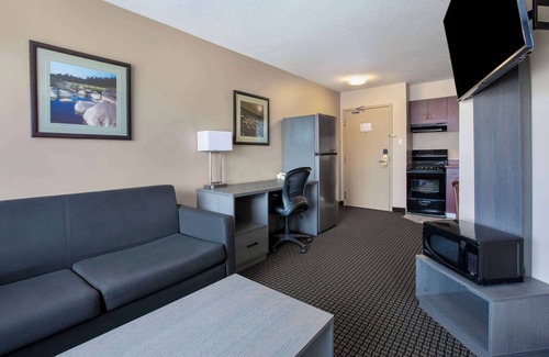 Moncton Hotel | Days Inn & Suites by Wyndham Moncton