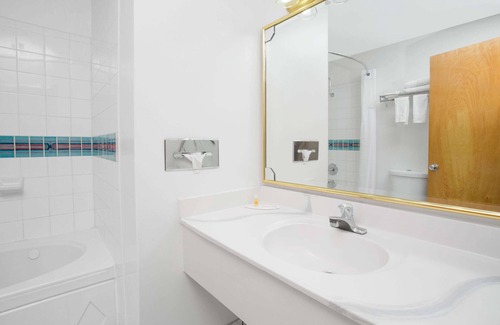 Gallup Hotel | Days Inn & Suites by Wyndham Red Rock-Gallup