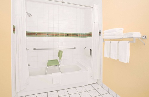 Gallup Hotel | Days Inn & Suites by Wyndham Red Rock-Gallup