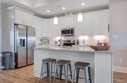 East End House | De La Sol: Charming SGI Home - Private Pool, Pet Friendly, Sleeps 10!