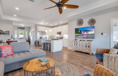 East End House | De La Sol: Charming SGI Home - Private Pool, Pet Friendly, Sleeps 10!