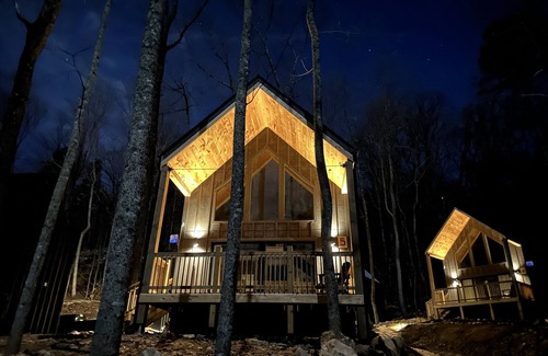 Gatlinburg - Pigeon Forge Cottage | Deals + Night Views of Pigeon Forge + Modern Cottage!