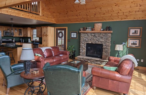Peach Glen House | Deer Run Lodge - hike the forest, relax by the fireplace!