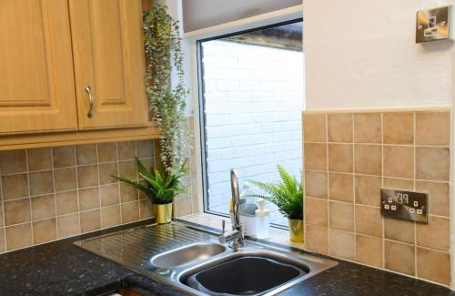 Barnsley Apartment | Delightful 2 bed town centre house, sleeps 4