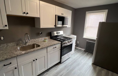 Primos Secane Apartment | Delightful apartment with AC in Lansdowne