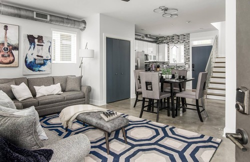 McFerrin Park House | Delightful Getaway! Free Parking, Mins To Broadway!
