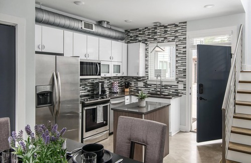 McFerrin Park House | Delightful Getaway! Free Parking, Mins To Broadway!